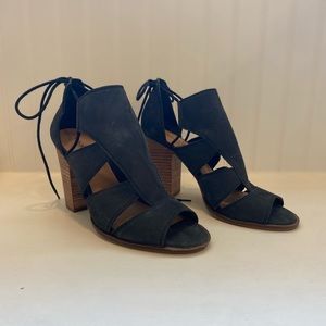 Lucky Brand Black Suede Lace up Heel

Womens Sz: 9.5

NEW, never worn